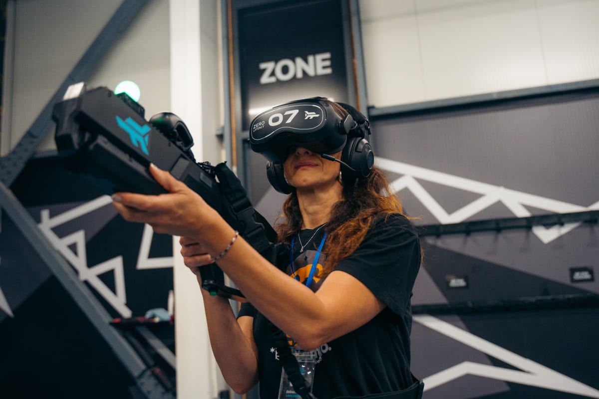 Femme lors de l'expérience de réalité virtuelle Zéro Latency