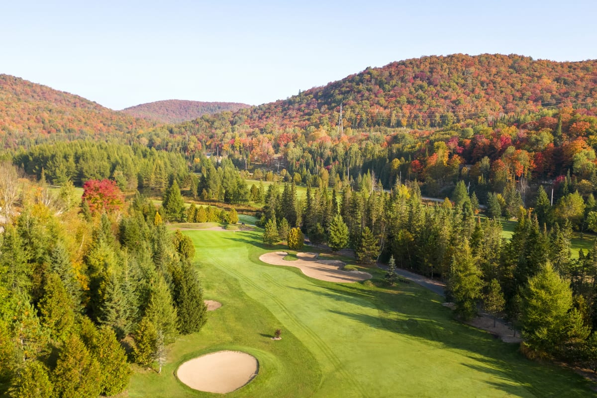 Vue aérienne du golf Royal Laurentien en automne.
