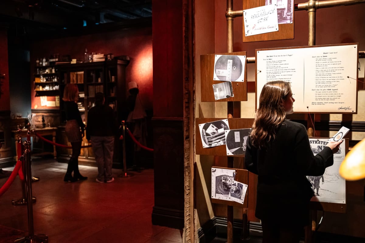 Visiteurs regardant l'exposition Sherlock Holmes.