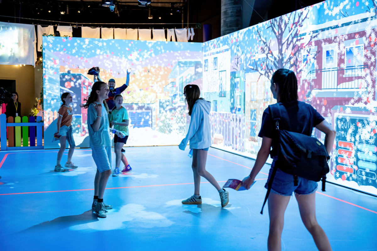 Enfants et ados dans une salle interactive. 