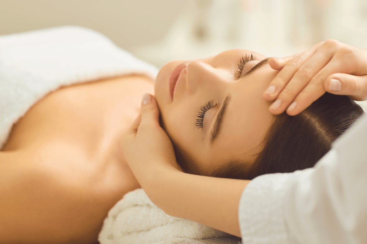 Femme qui reçoit un massage.