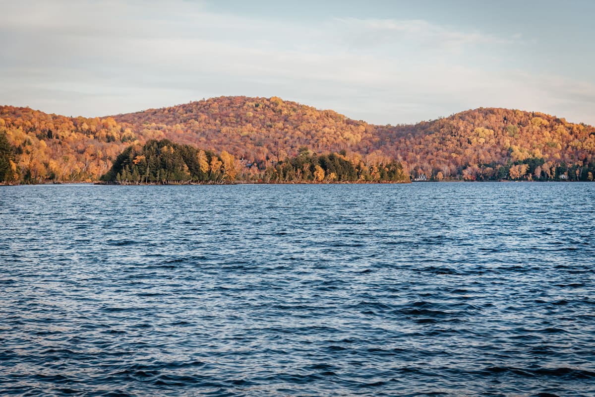 Lac vu du Grand Lodge Mont-Tremblant.
