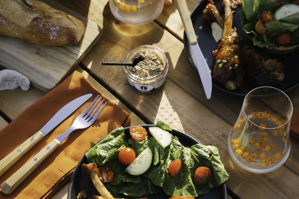 Table en bois vue de haut, avec un pique-nique gourmand.