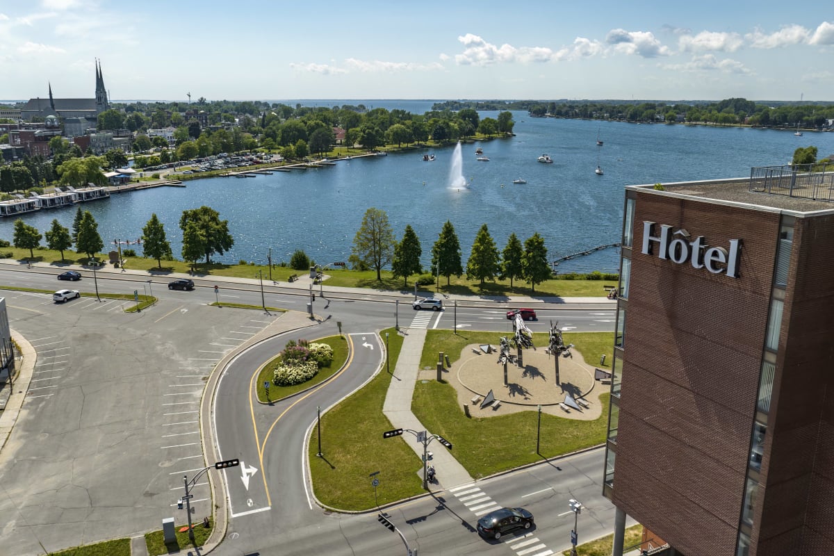 Vue aérienne d'un hôtel au bord de l'eau à Salaberry-de-Valleyfield.