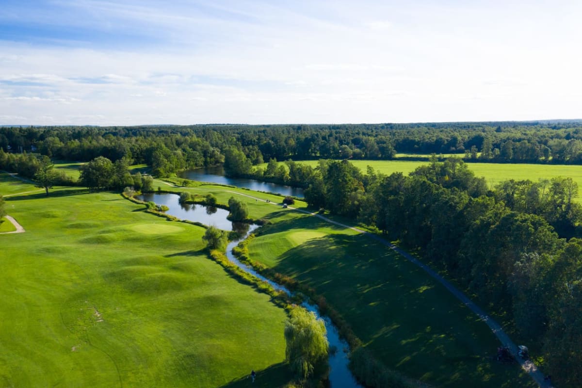 Vue aérienne du Golf Le Sélect, à Mirabel. 