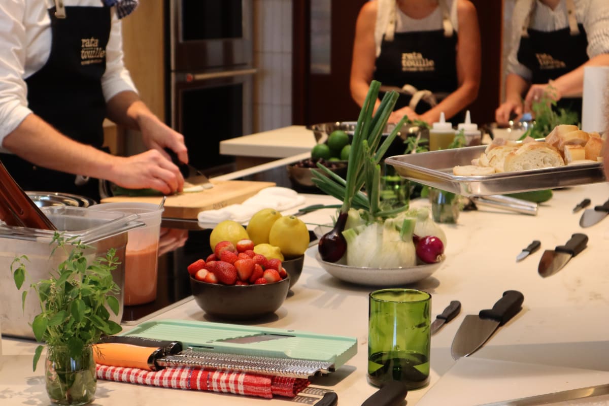 Participants à un atelier de cuisine chez Ratatouille.