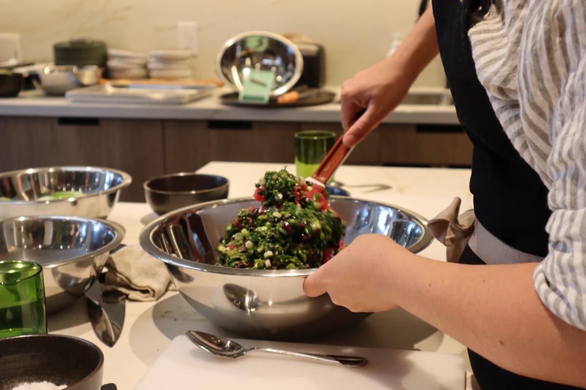 Participant à un atelier de cuisine chez Ratatouille.