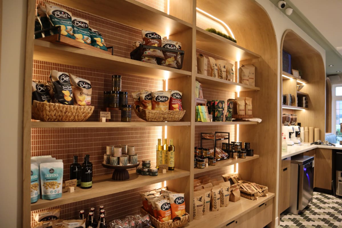 Étagère de produits à l'épicerie fine de Ratatouille.