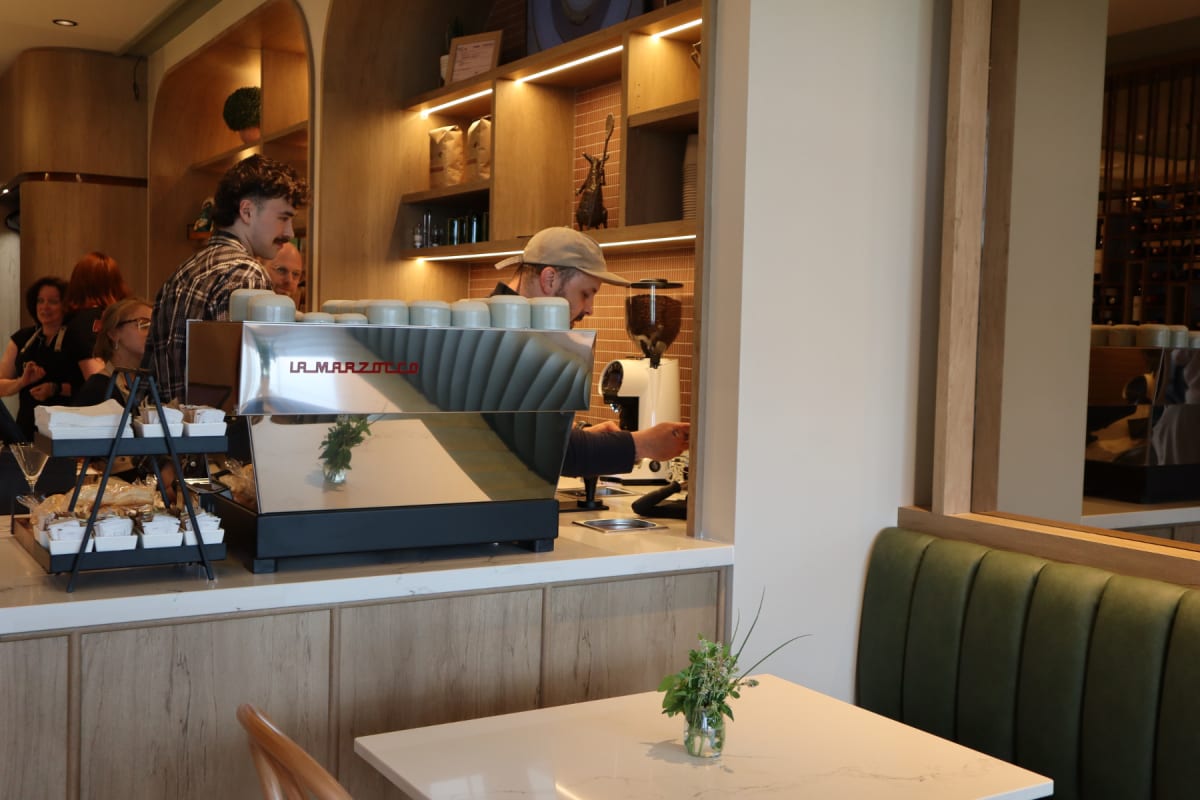 Barista au café chez Ratatouille.