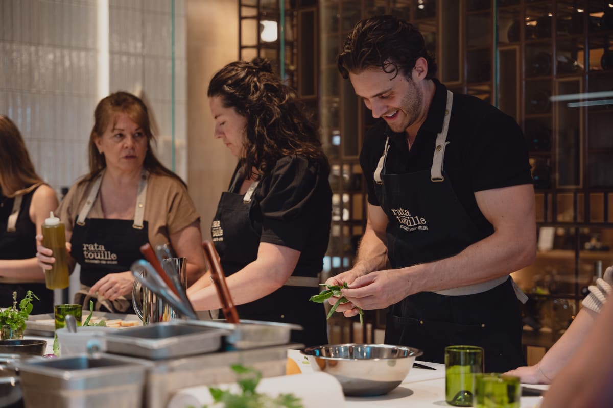 Participant·es à un atelier de cuisine chez Ratatouille.