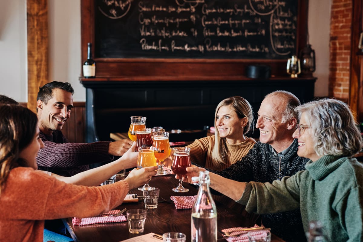 6 personnes autour d'une table dans une microbrasserie de Brome-Missisquoi.