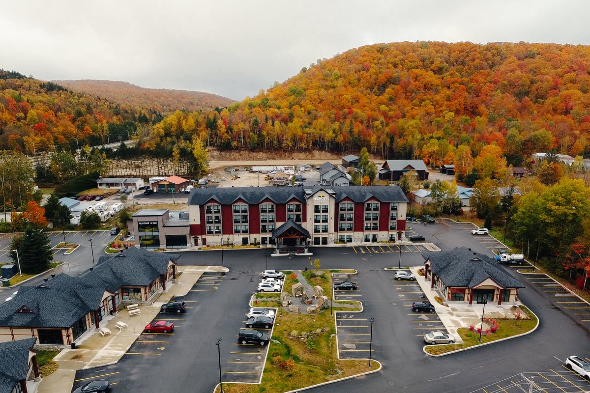 Devanture du Microtel Inn à Tremblant avec le paysage automnal en arrière-plan.