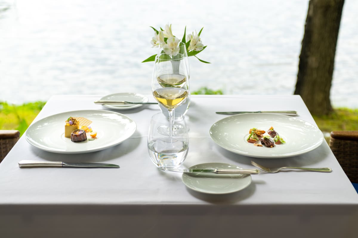 Table on the waterfront with two plates in the summer at the Ripplecove.