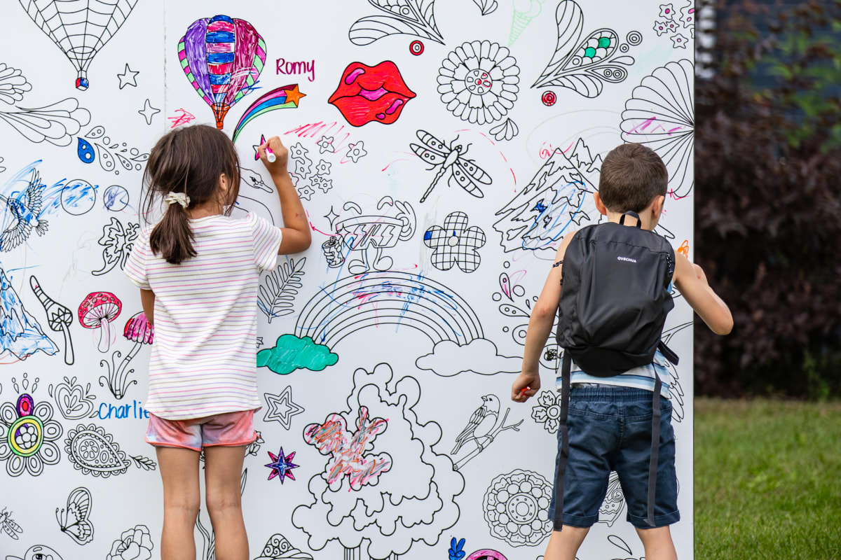 Two children drawing a mural at Oktoberfest Repentigny