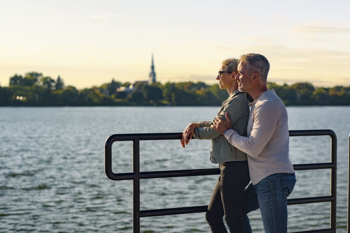 Deux personnes au bord de l'eau