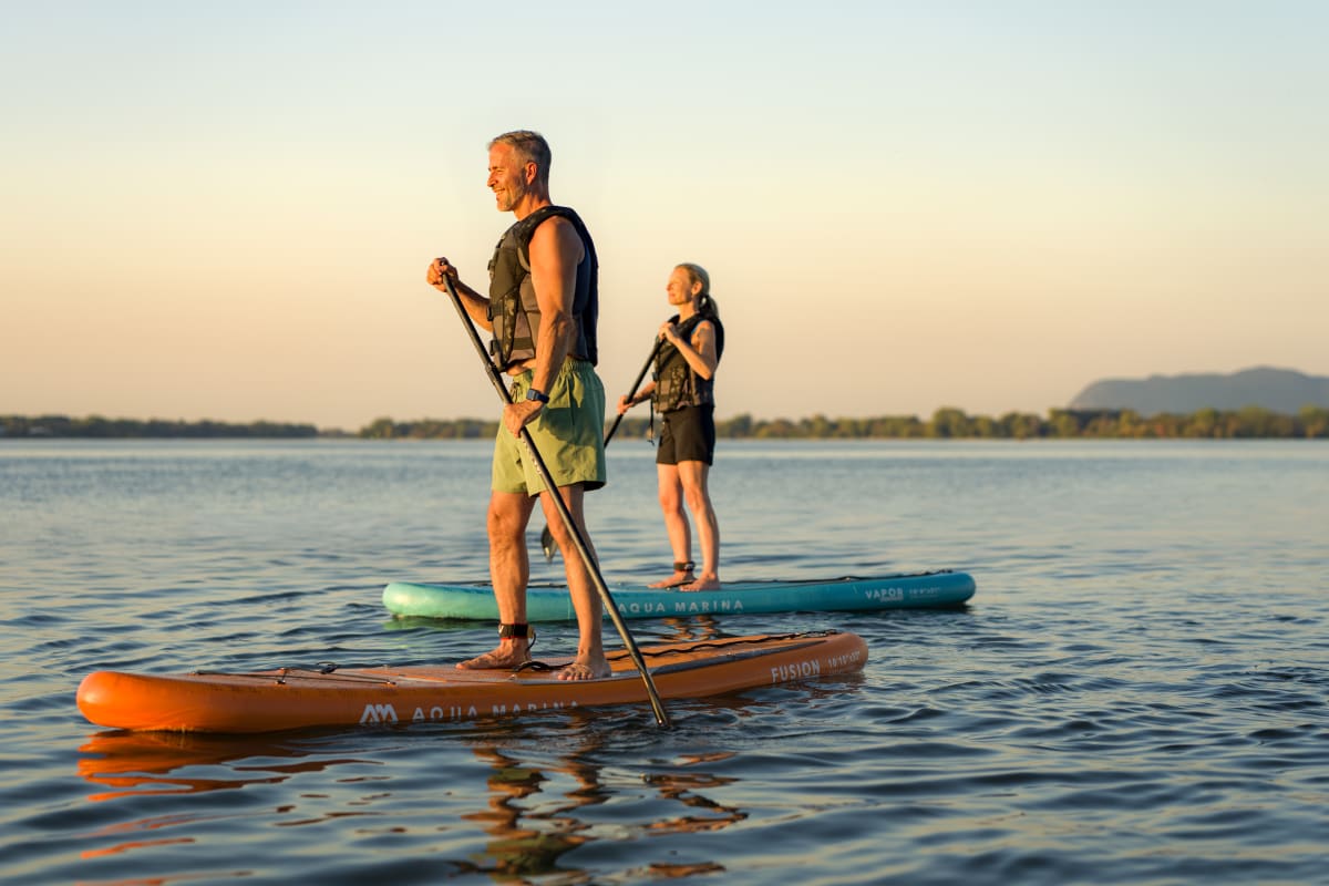 Deux personnes faisant du paddle