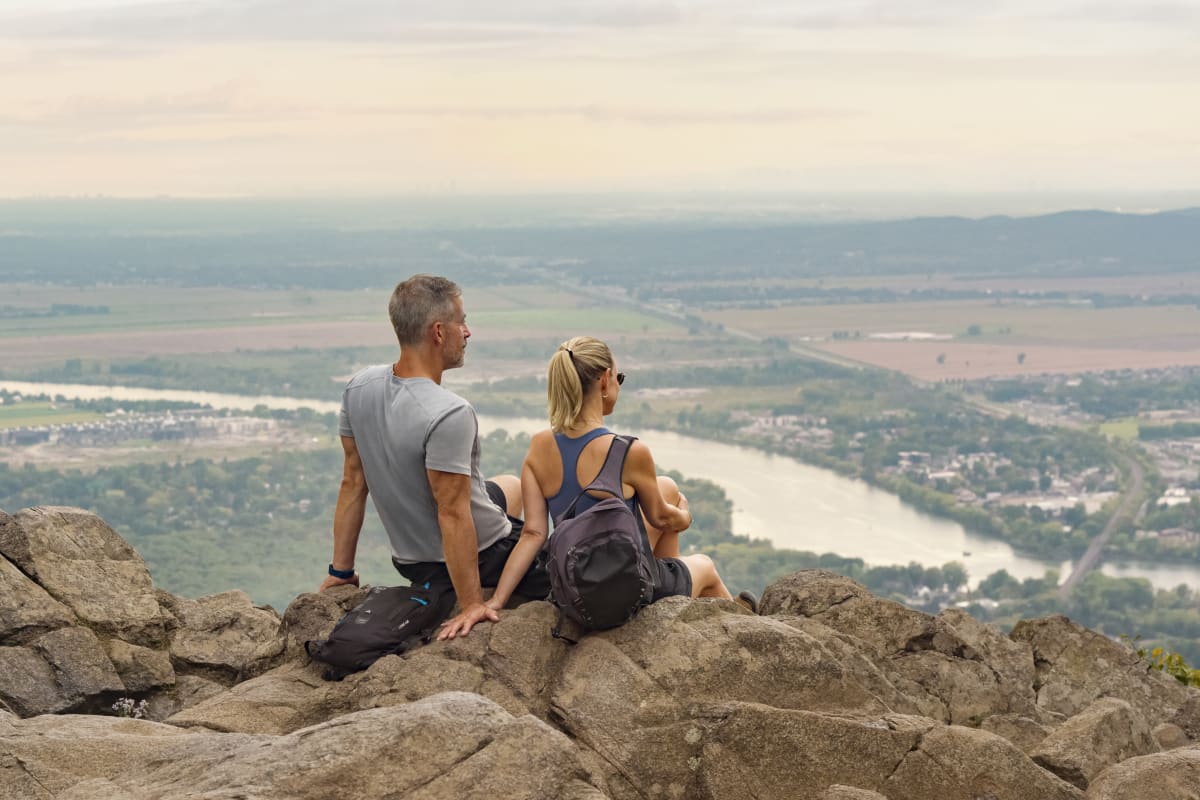 Admiration de la vue sur la rivière