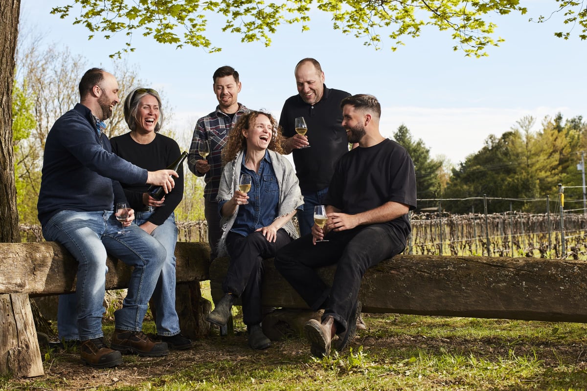 Six personnes en visite au vignoble Domaine Amalgames.