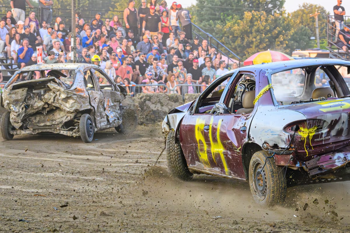 Deux voitures lors d'un derby de démolition à l'Expo agricole de Saint-Hyacinthe.
