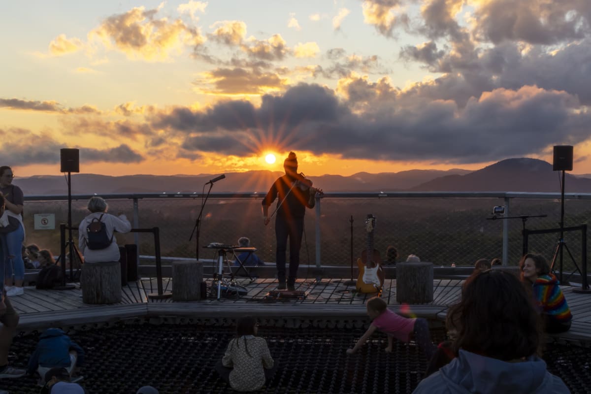 Concert au crépuscule au Sentier des cimes Laurentides.