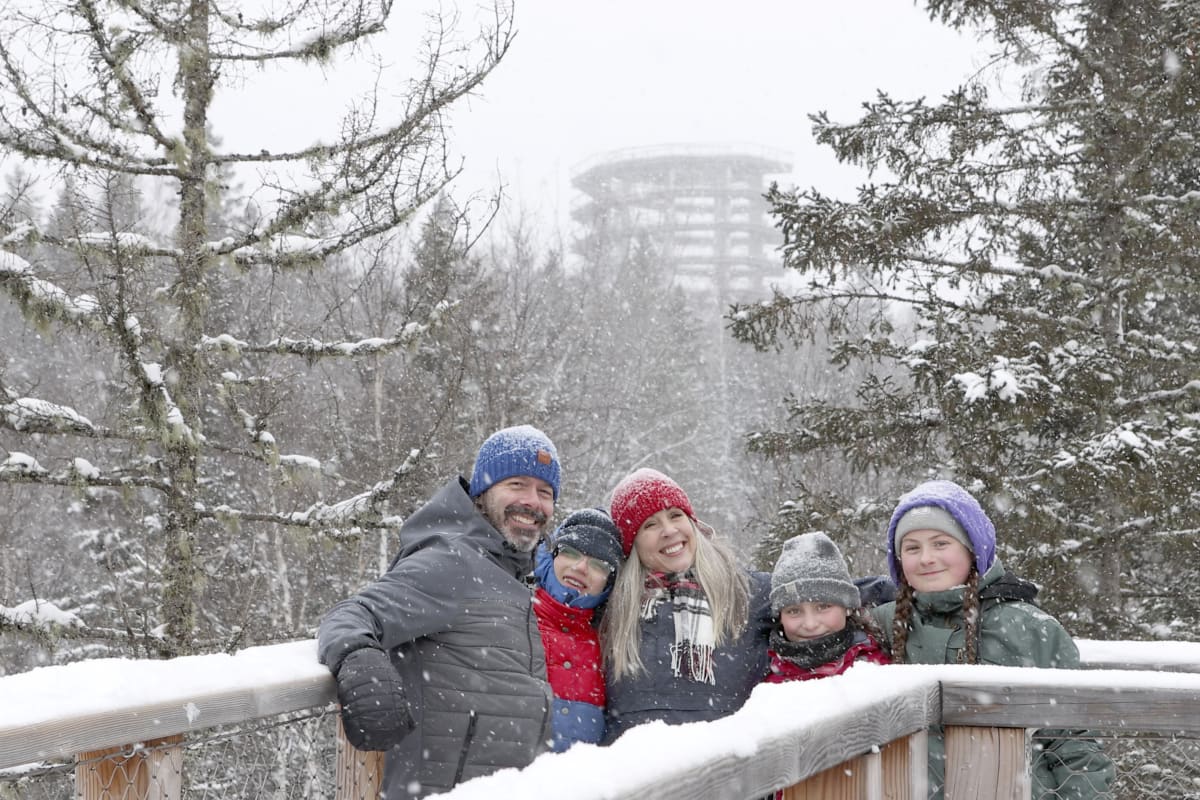 Famille au Sentier des cimes Laurentides en hiver.