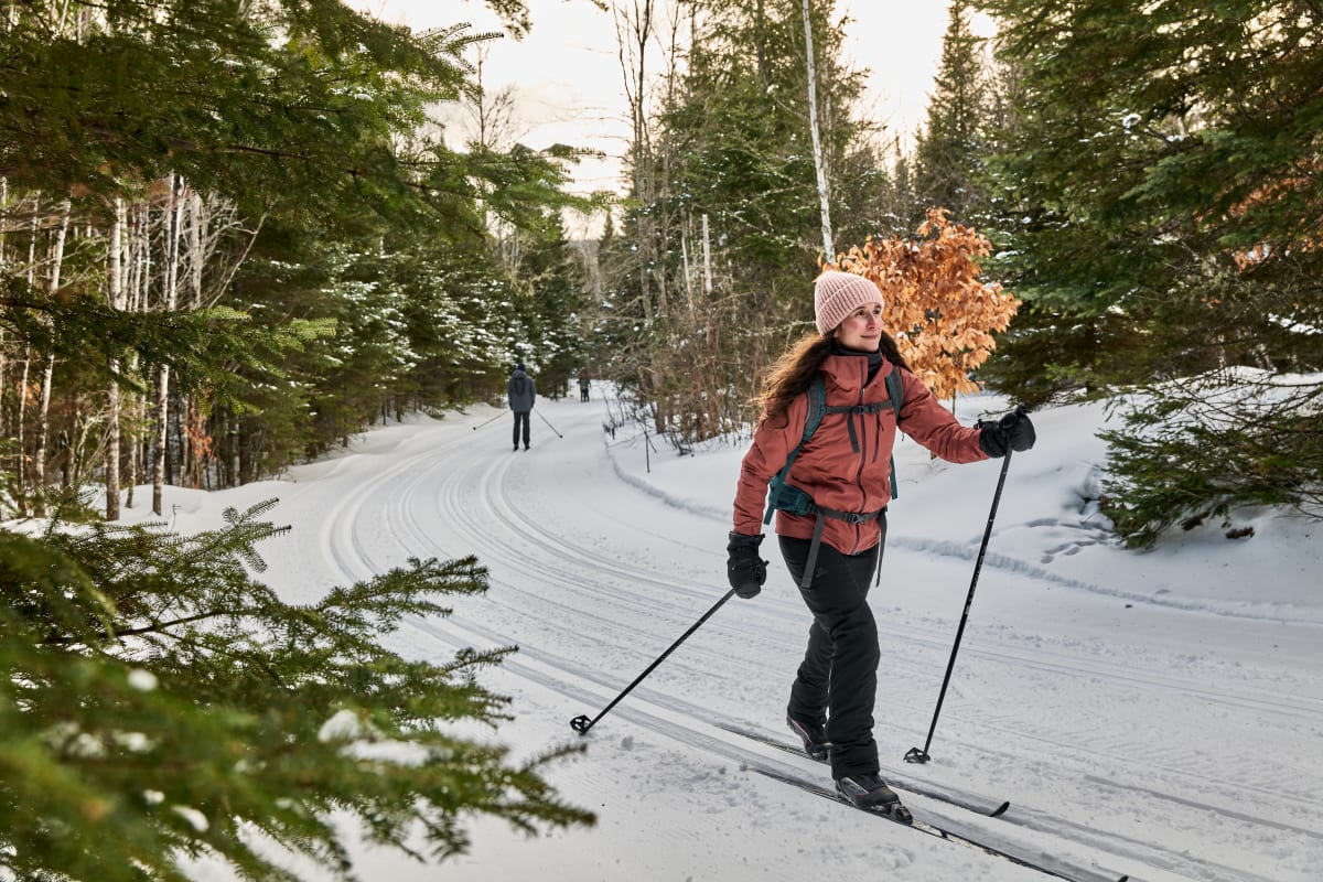 Femme faisant du ski de fond au parc national.
