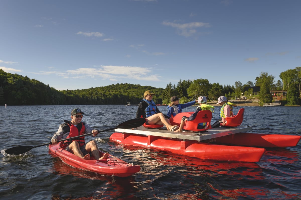 Family on the lake at Station touristique Duchesnay.