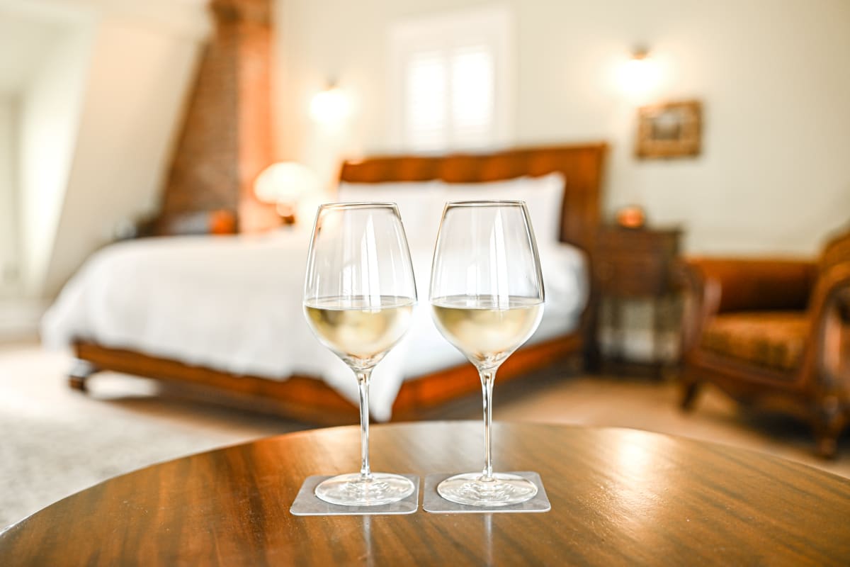 2 verres de vin dans la chambre au StoneHaven Le Manoir.