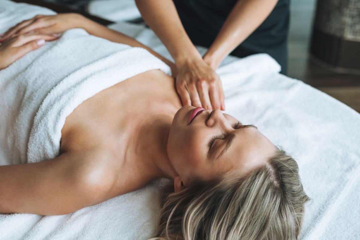 Femme recevant un massage.