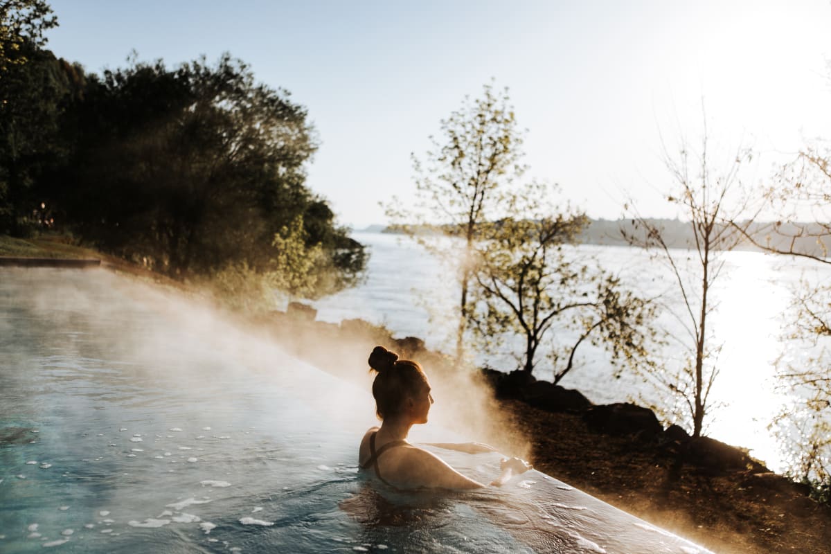 Femme dans la piscine du Strom spa nordique Vieux-Québec.