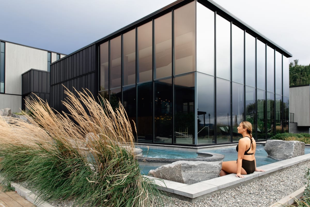 Femme au bord de la piscine au Strøm spa nordique Vieux-Québec.