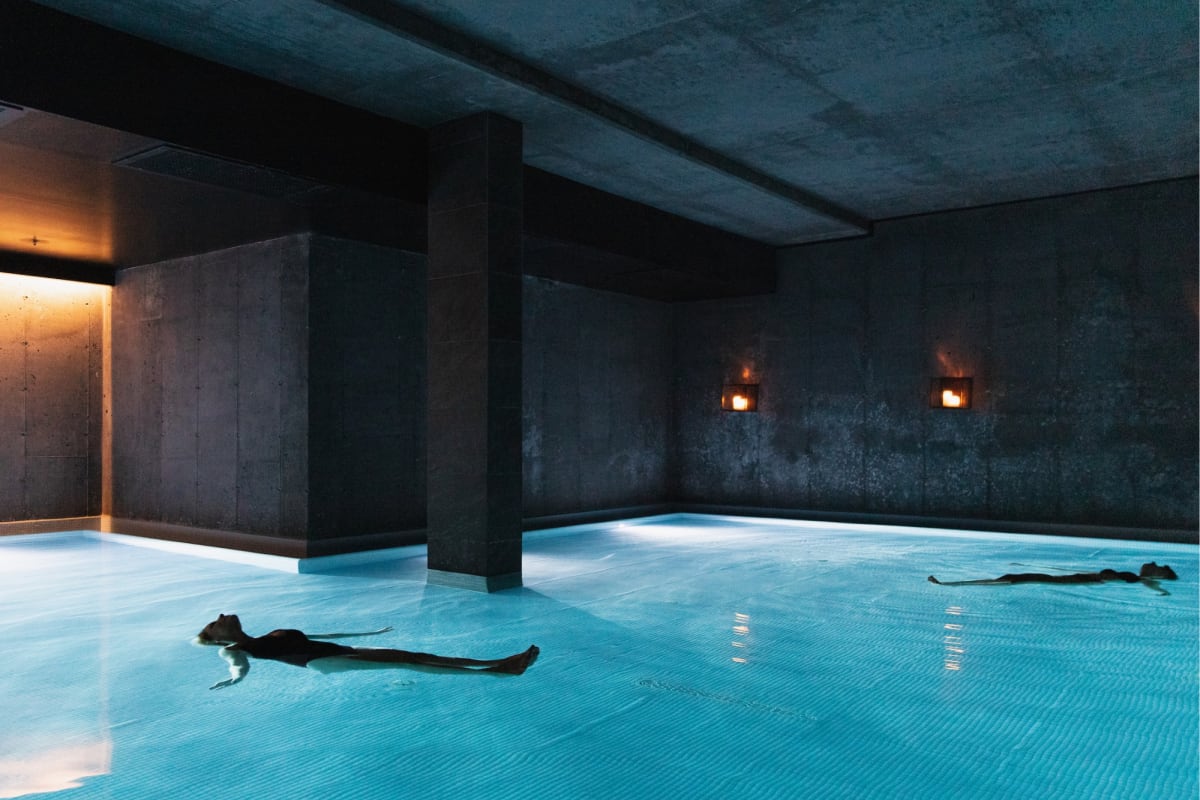 Bain flottant du Strøm spa nordique Vieux-Québec.