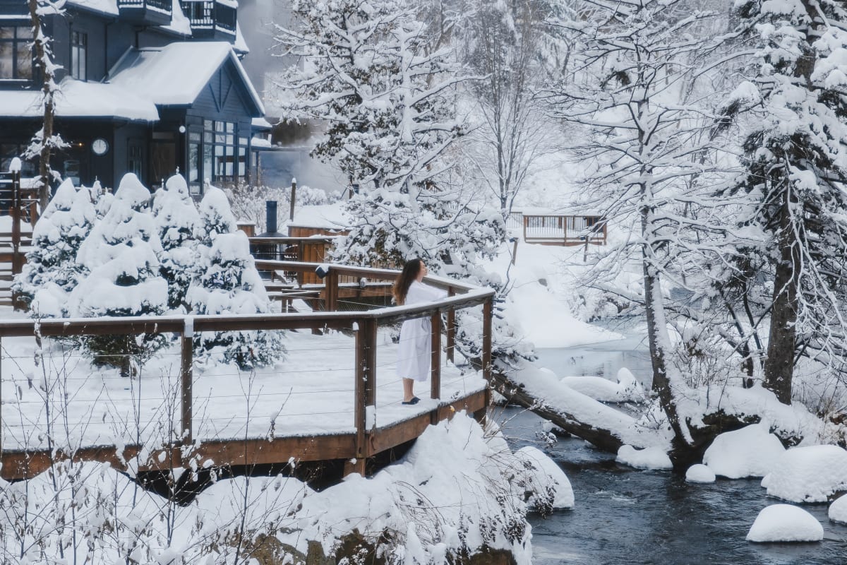 Terrasse du Strøm spa nordique Saint-Sauveur en hiver