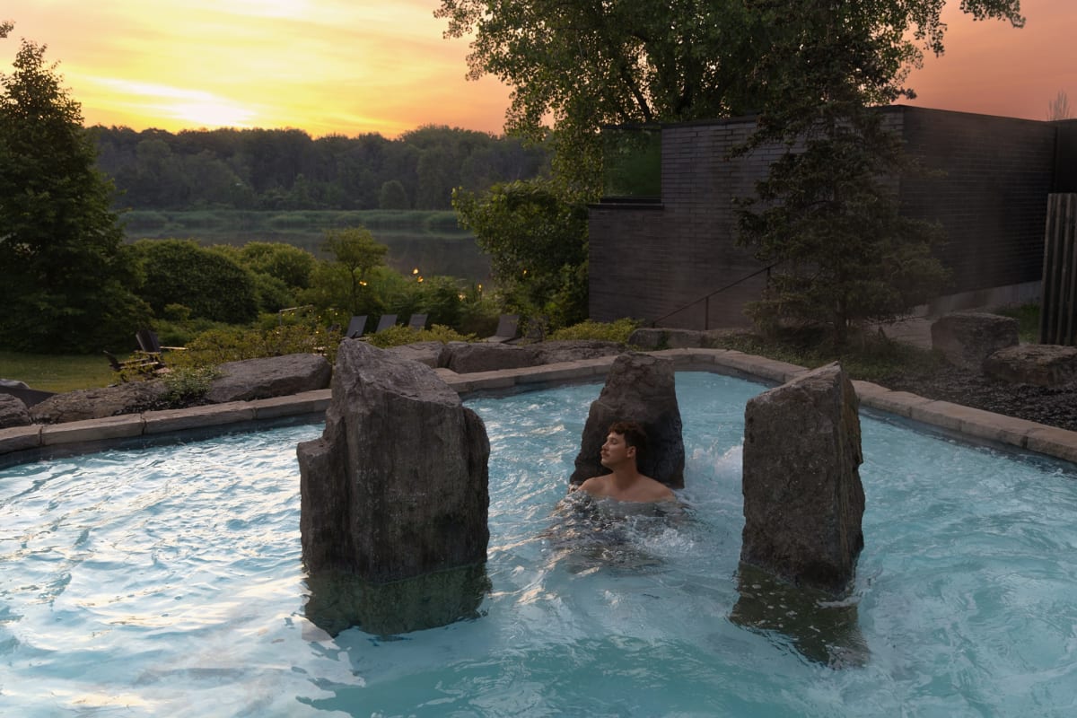 Homme dans la piscine au Strøm spa nordique Île des Soeurs.
