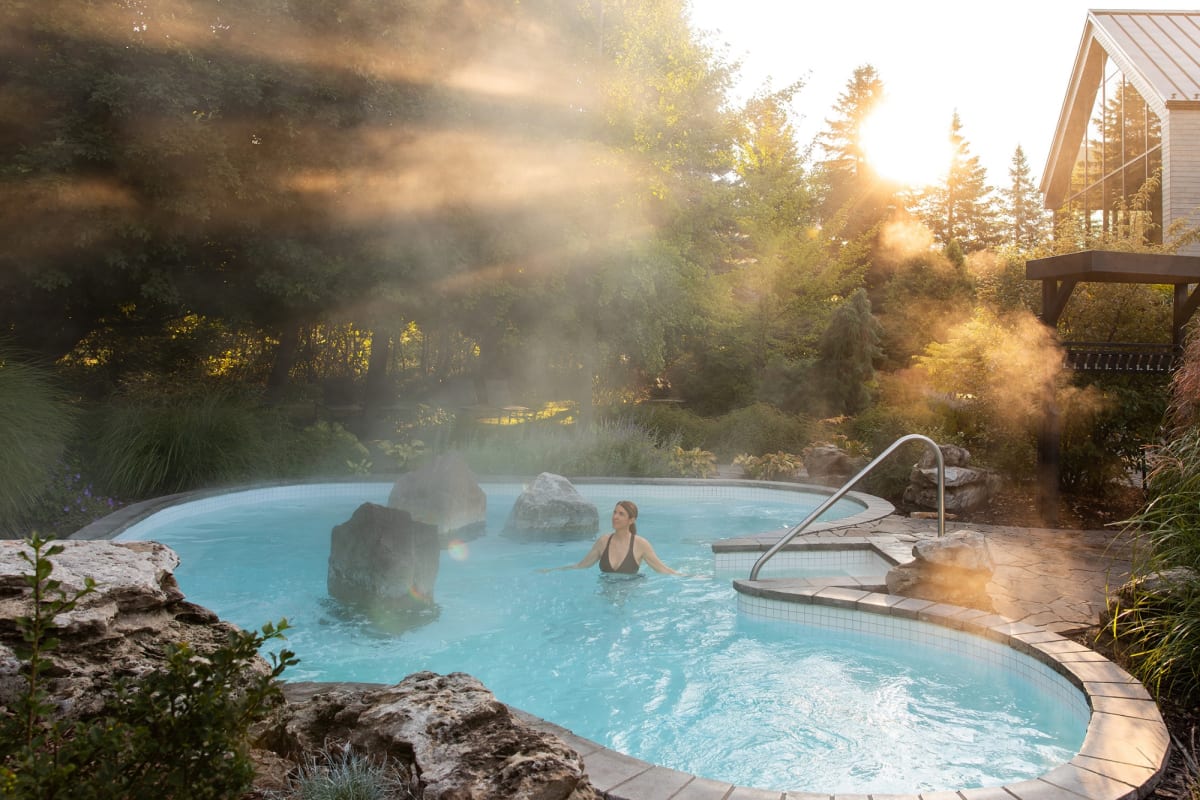 Femme dans la piscine du Strøm spa nordique Mont-Saint-Hilaire.