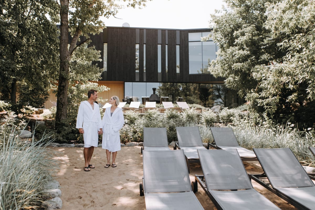 Couple au Strøm spa nordique Sherbrooke au printemps.