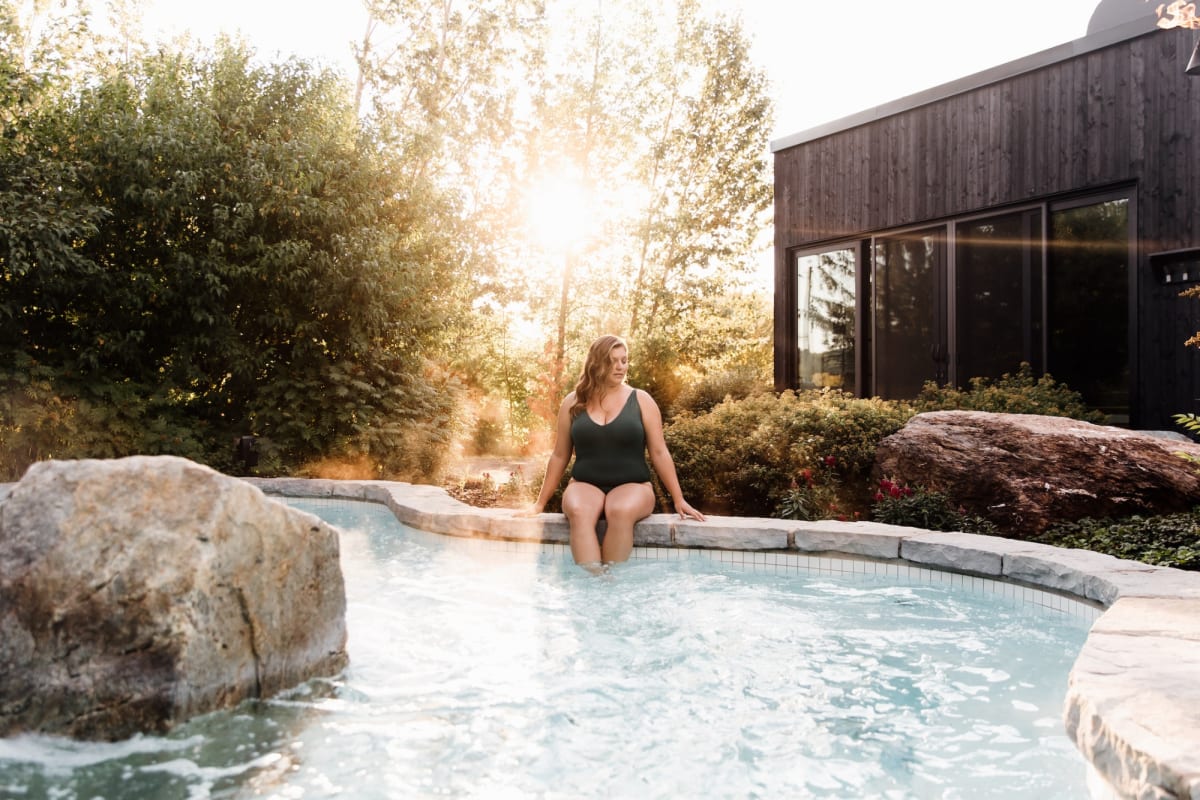 Femme au bord de la piscine au Strøm spa nordique Sherbrooke.