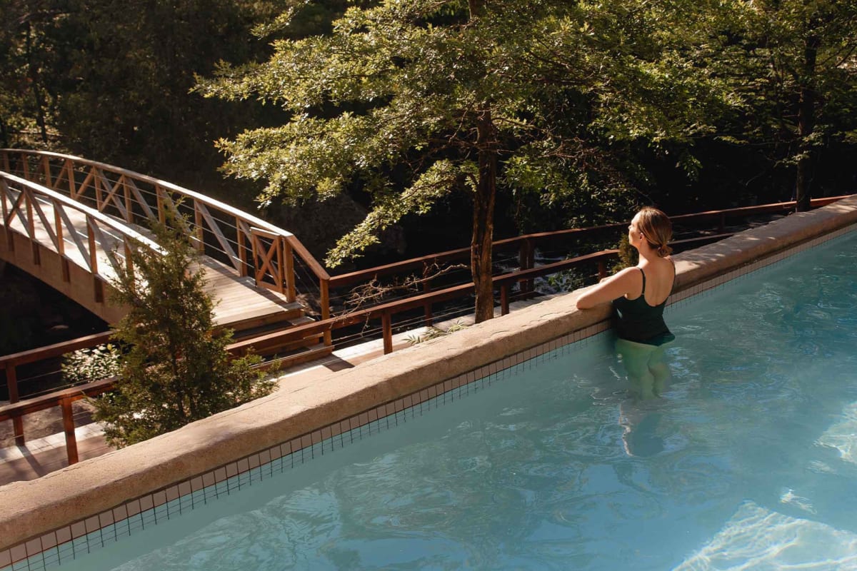 Femme dans la piscine au Strøm spa nordique Saint-Sauveur.