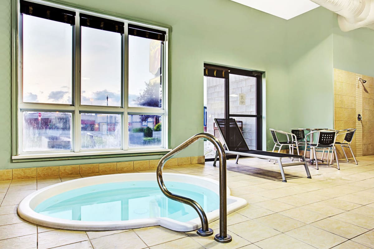 Spa at the Super 8 Saint-Jérôme.