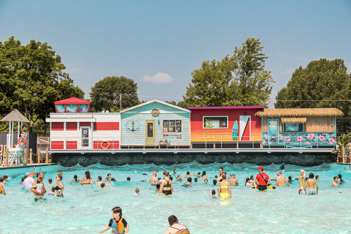 Gens dans la piscine à vague au Super Aqua Club