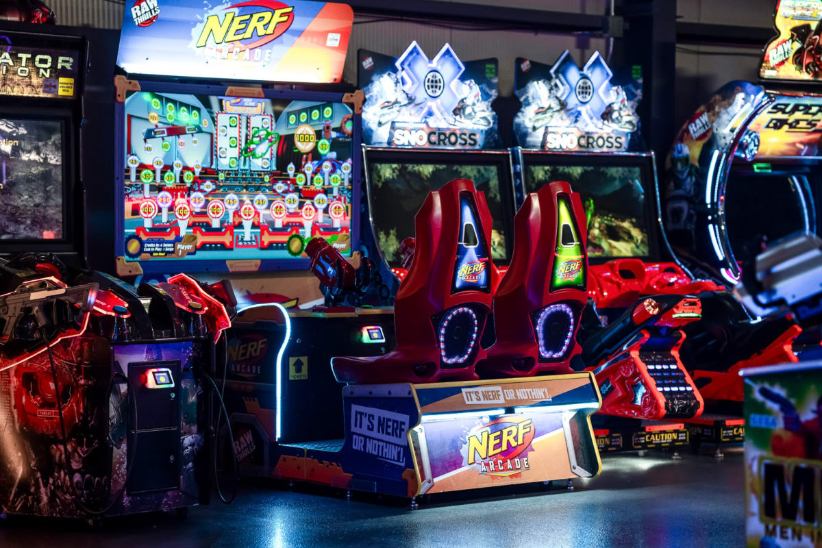 Plusieurs jeux d'arcades alignés l'un à côté de l'autre.