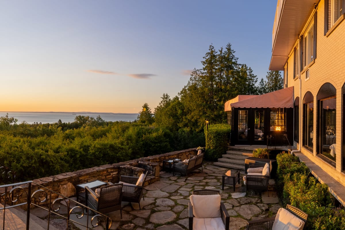 Terrasse de l'Auberge des Falaises au coucher de soleil.