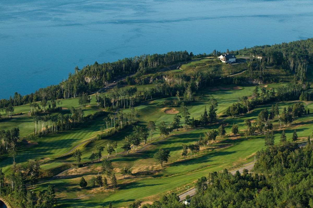 Vue aérienne du Club de Golf Fairmont Le Manoir Richelieu.