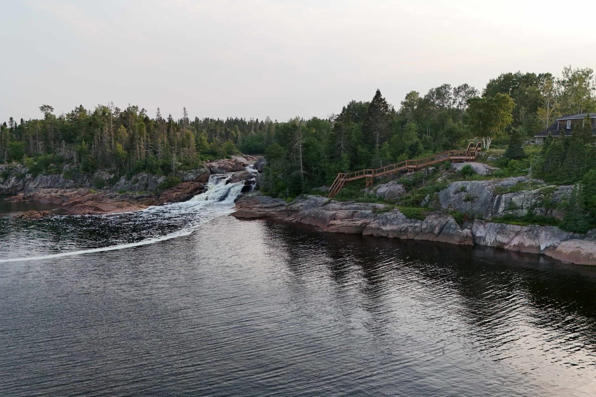 Chute d'eau et sentier de randonnée