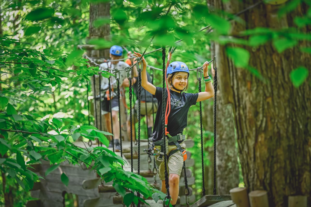 Enfant dans un parcours aérien à Arbraska Duchesnay.