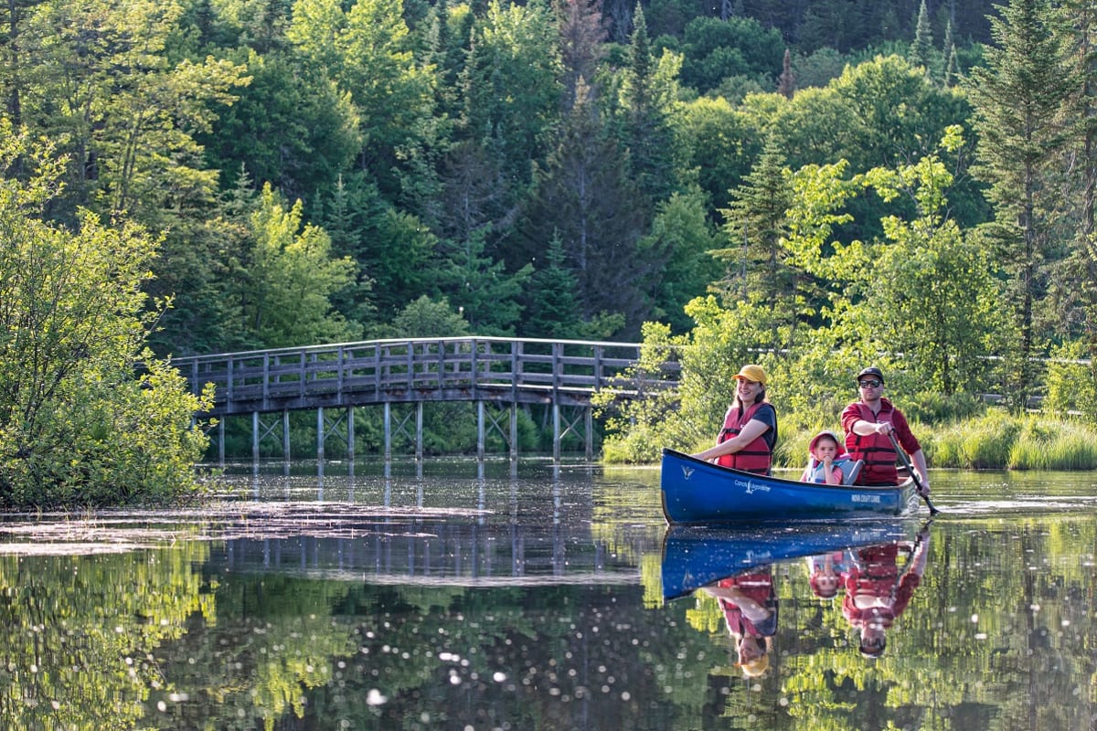 Famille en canot au Marais du Nord.