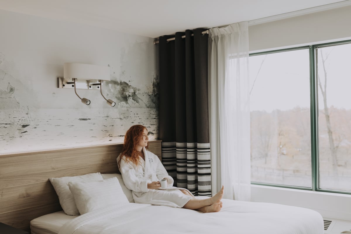 Femme dans un lit au Château Joliette.