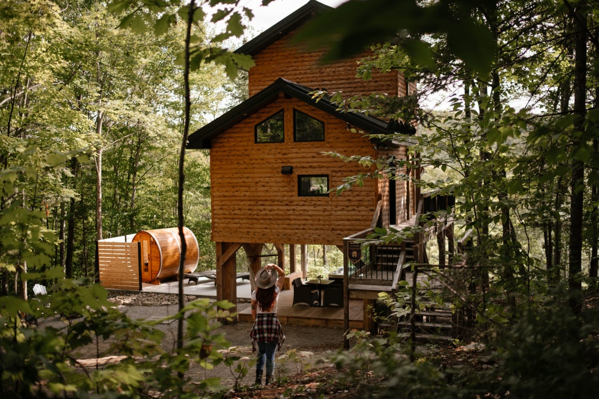 La Cime est une entreprise d’hébergement expérientielle haut de gamme qui allie architecture innovante, expérience thermale privée et services exclusifs dans un environnement minimal et réfléchi