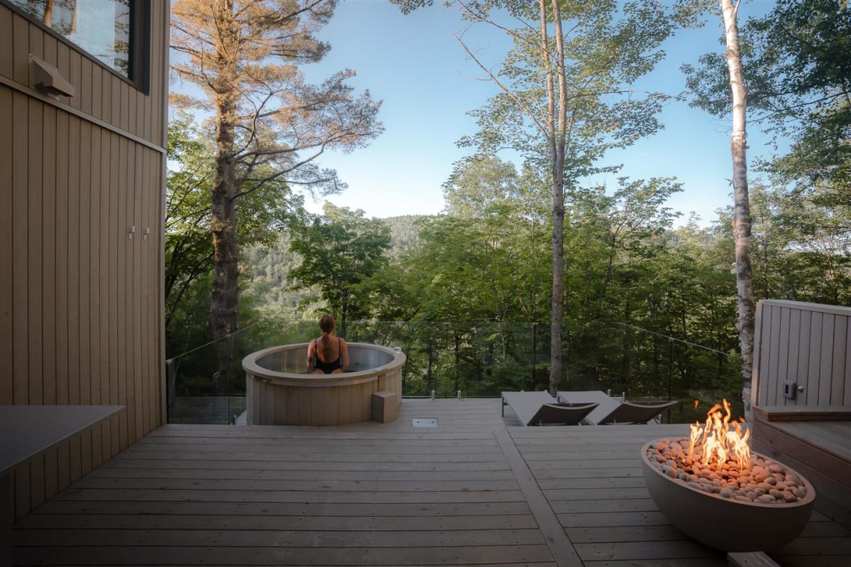 La Cime est une entreprise d’hébergement expérientielle haut de gamme qui allie architecture innovante, expérience thermale privée et services exclusifs dans un environnement minimal et réfléchi