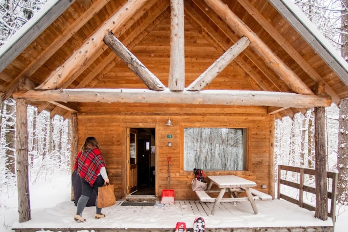 Devanture d'un chalet en bois en hiver chez Huttopia - Les Deux Lacs